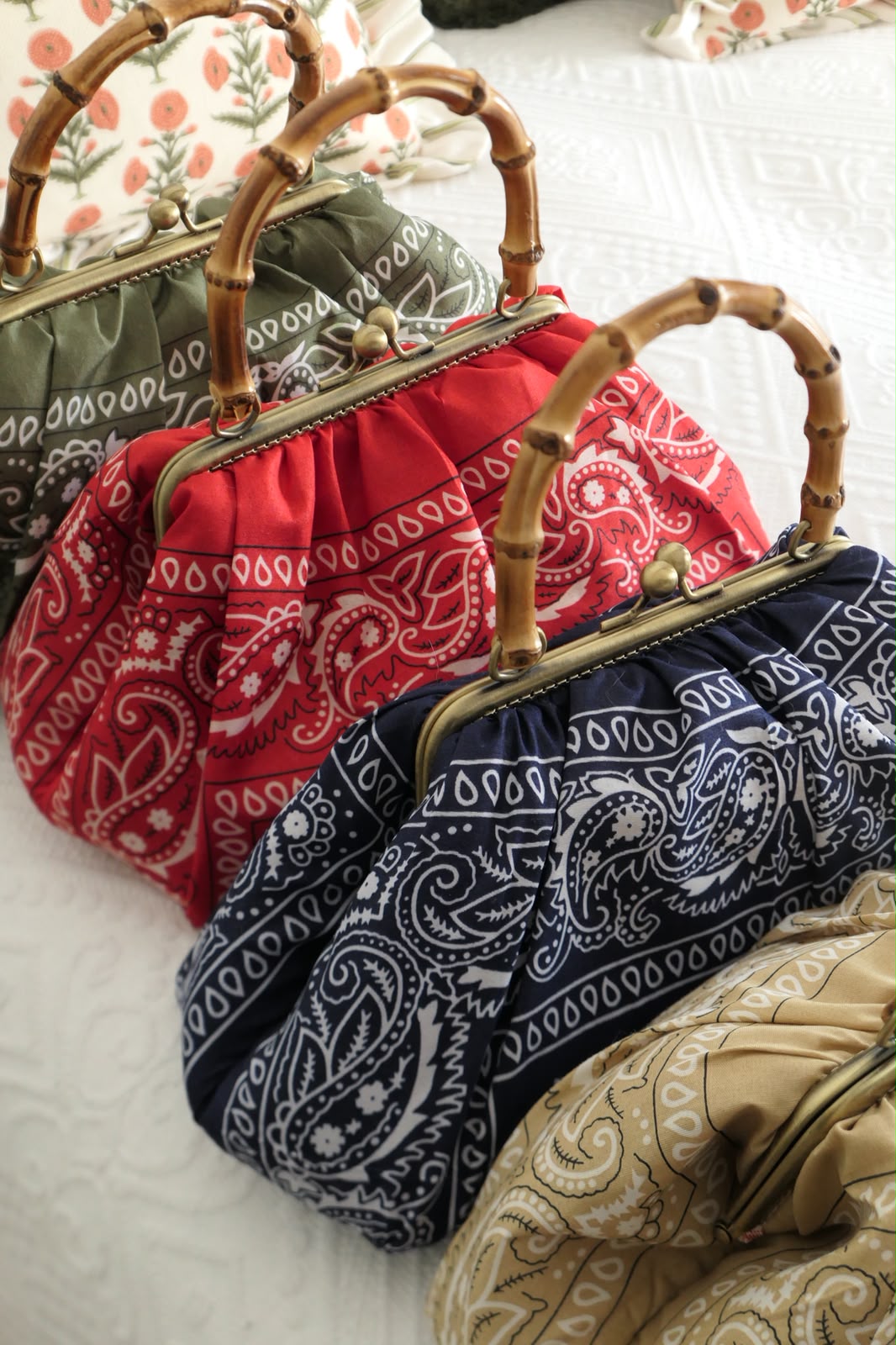 Bolso tipo Pouch Paisleys
