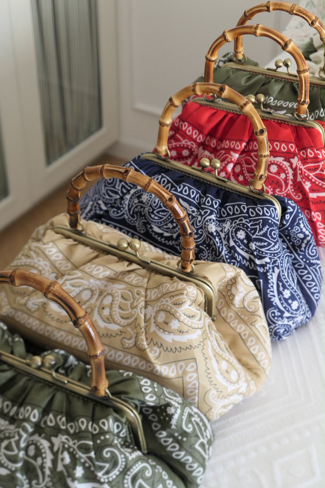 Bolso tipo Pouch Paisleys