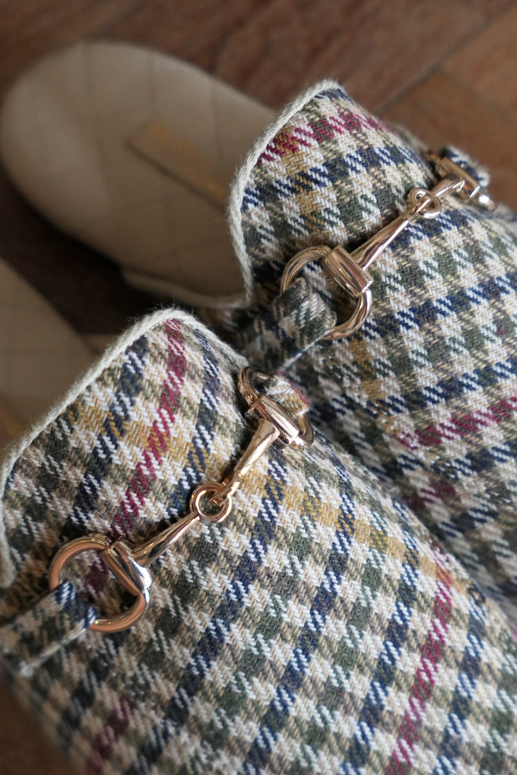 Mules de Cuadros con Ebilla Dorada