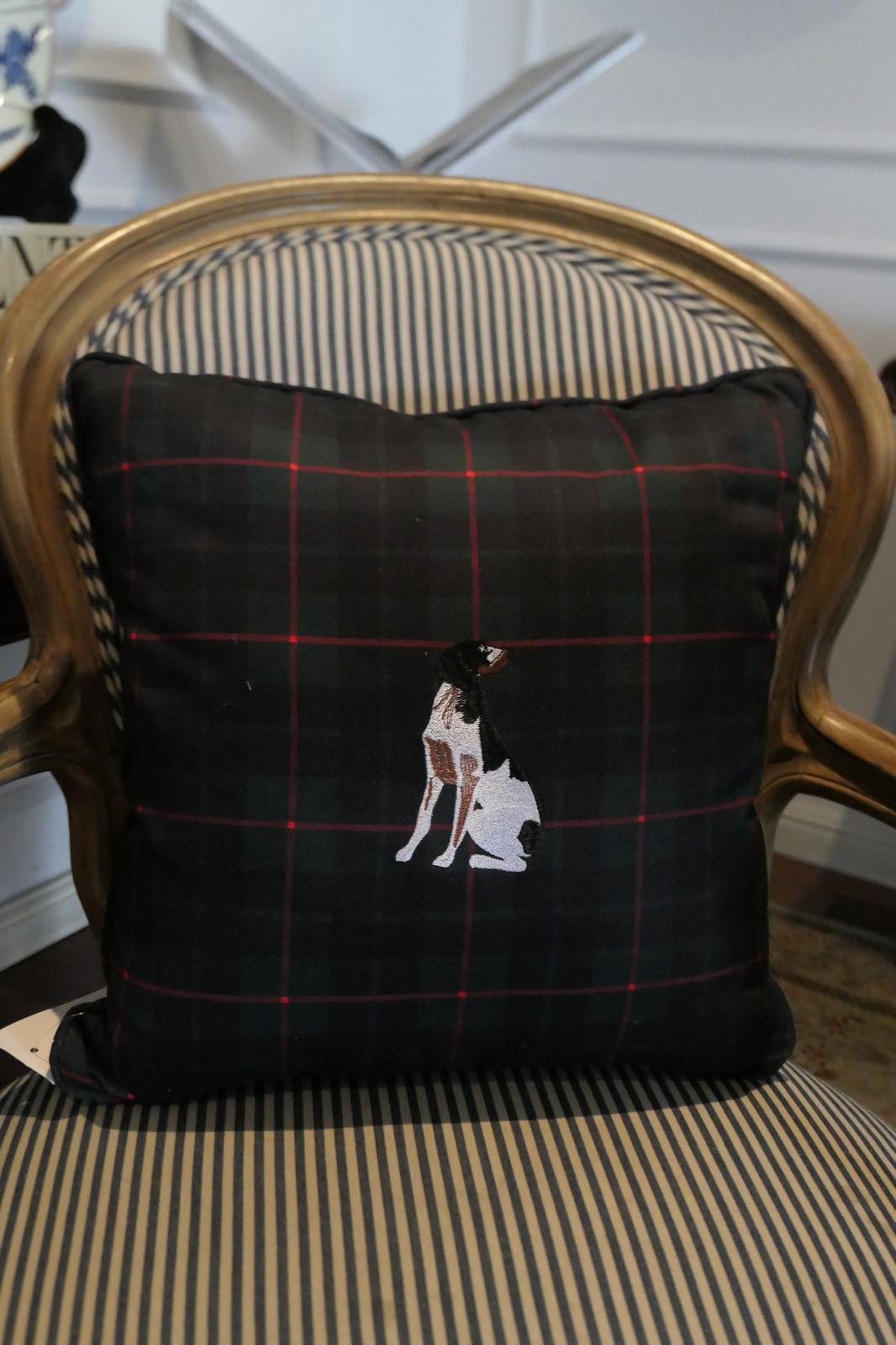 Cojín Decorativo Escocés con Bordado de Perro