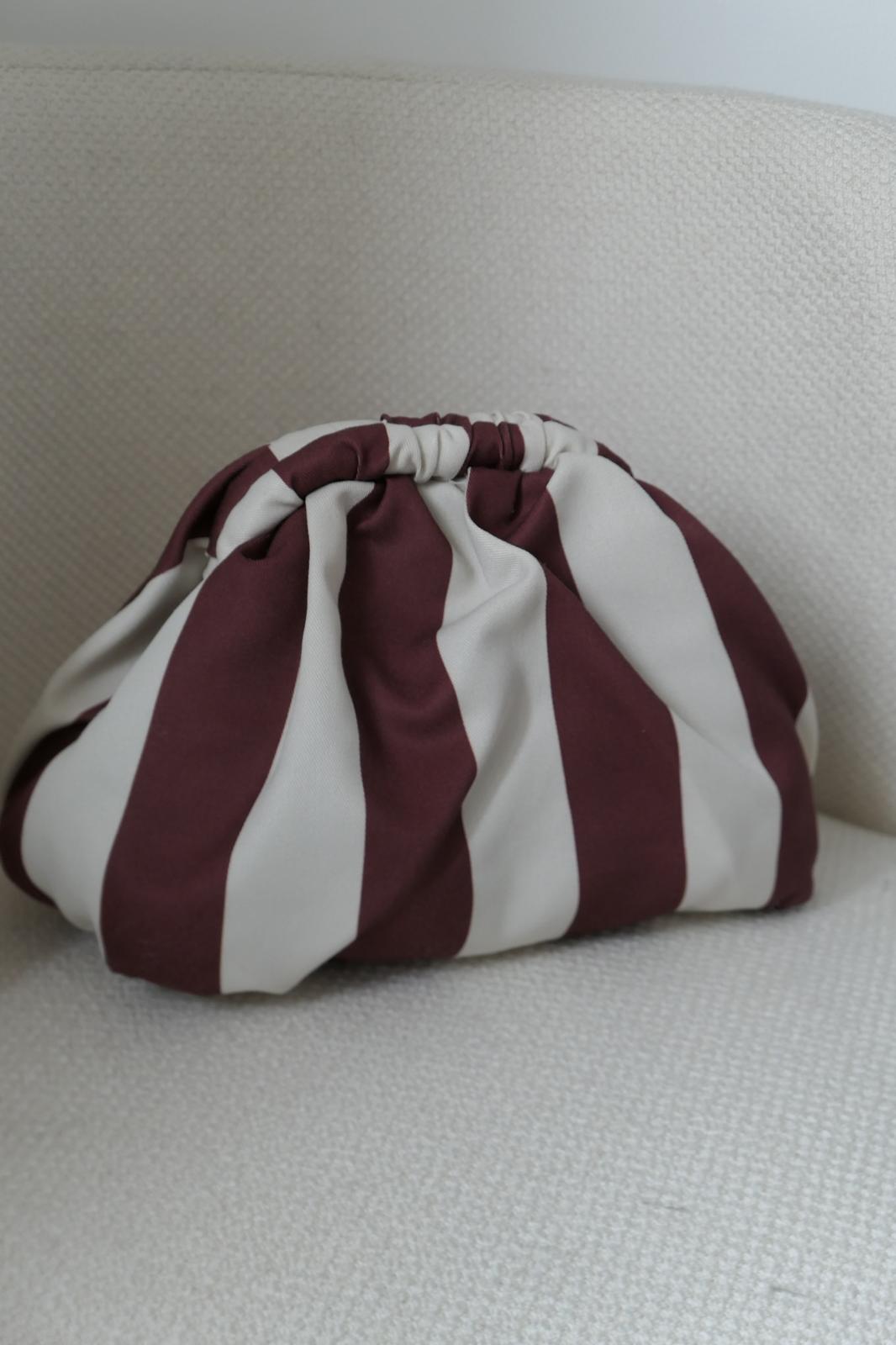 Bolso pouch de rayas verticales