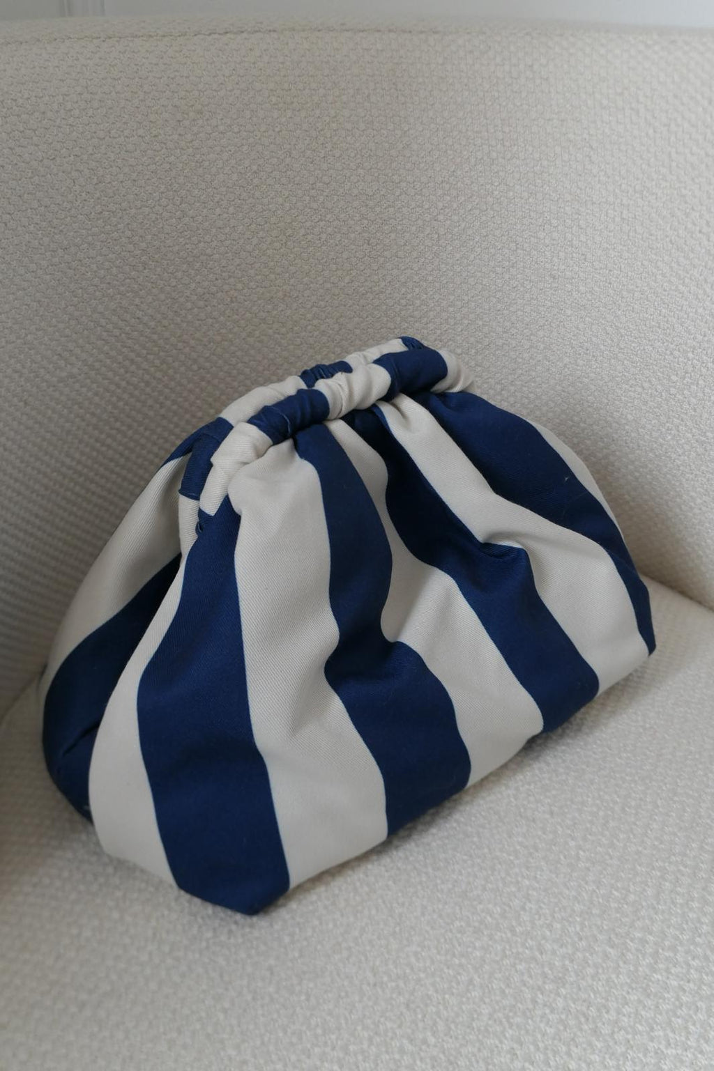 Bolso pouch de rayas verticales