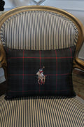 Cojín Decorativo Escocés 60x40cm con Bordado de Polo
