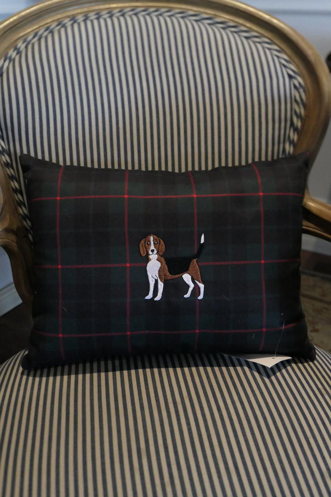 Cojín Decorativo Escocés 60x40cm con Bordado de Perro Beagle